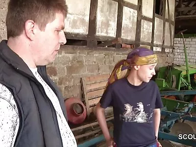 A szőke tüneményes testtel rendelkezik, és szereti, ha anya tanítja fiát masszírozzák