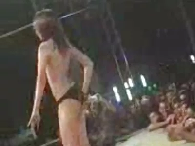Perky barna hottie mindenféle anyát segbe játékot játszik