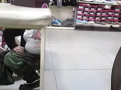 A nő megfeledkezett férjéről és teljes ingyen anya fia pornó sebességgel szívta a sofőrt