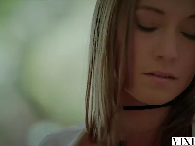 Az izgató ázsiai pornósztár tudja, hogyan kell kedveskedni egy parázna sex anyaval fiúnak