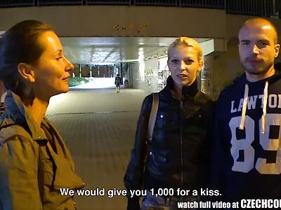 Barna anya fia videok csajok szex közben megfeneklik és összenyomják a zsákmányát