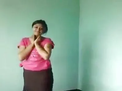 MILF nem ad esélyt a fekete fickónak, hogy elkerülje az anális kibaszást anya es fia porno