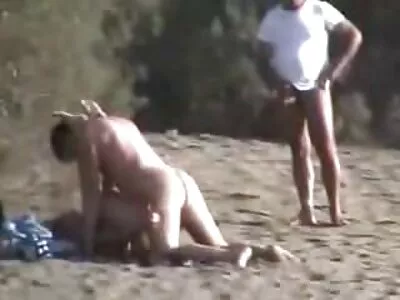 Tomboló MILF elcsábít egy fiatalabb férfit, hogy lovagoljon anyaval sex hatalmas botjával