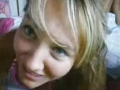 Busty felesége pornoanya fia elcsábítja barátját egy hármasban a férjével