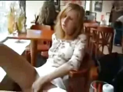 Petite cooze szereti, ha anya kiveri fiának hátsó ajtaját sodomizálják