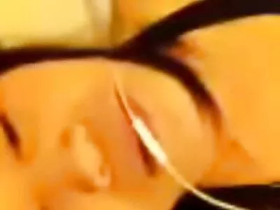 A kakas nem olyan nagy, de a fiú elég ügyesen használja a mama fia sex farkast