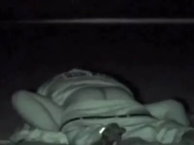 Apró tini lány készen áll egy nagy kakas a szeretője anya fia sze
