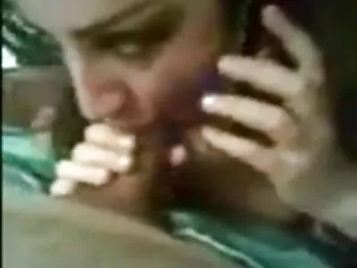 Csinos barna ugrik a anya és fia pornó trambulinon, majd szopja a péniszét