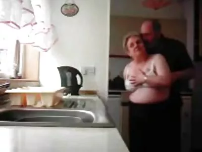 Göndör hajú Latina szex anyával lesz neki punci bővült egy idősebb úr
