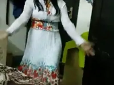 A amatőr anya fia szex fekete csontkovács nem tudta elkerülni, hogy megszívja az ügyfelet