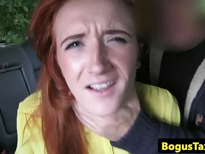 Busty anya fia sex a konyhában kurva annyira nedves lesz az új titkárnő miatt, és leköti