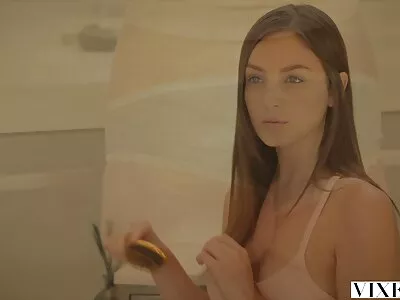 Amikor a füstölgő dögös tini elemzésre anya pornok vágyik, a fickó farkát tesz a fenekébe