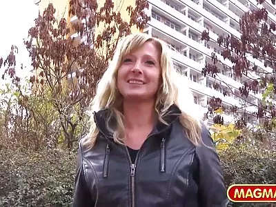 Ebony szőrös MILF sex anyaval lesz rázva és cummed ez a fiatalember