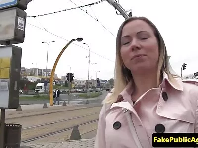 A lógó fekete szegecsek uralkodnak a sápadt szex videok anya fia bőrű vörös hajúak felett