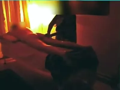 Barna hottie fehérneműben lesz feldúlva a meleg anya fia anál hármasban