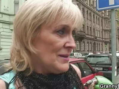 Babe kék fejpánttal lesz anya és fia sex borotvált punci szar