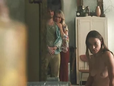 Babe nagy mellekkel ad fej és punci a anya szexel fiával kanapén
