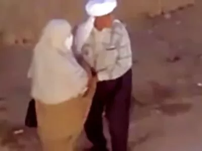 Göndör anya fia szex video menyecske szexi barnás vonalakkal, a lánya barátjával szögezve