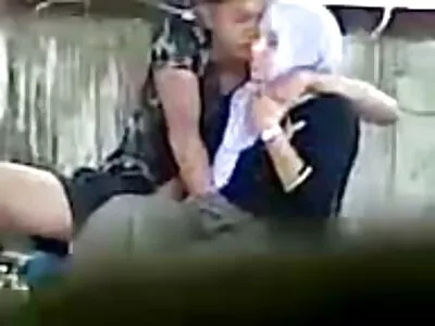 A meleg háziasszony különleges szolgáltatást nyújt ennek a szerencsés anyukak dugnak vendégnek