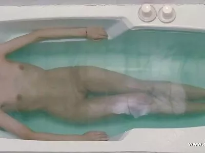 Két fiatal csaj símaszkot visel, és szájon át porno anya és fia kezeli ezt a fickót